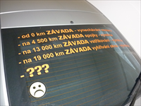 Nápis na zadním okně vyjadřuje "spokojenost" majitele se servisem Ford...  