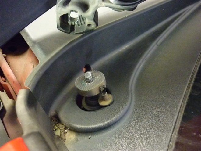 Snapped bolt of the wiper arm..