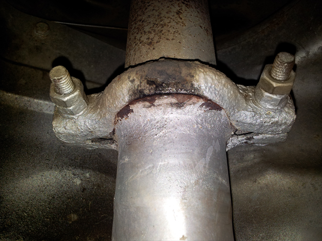 Při akceleraci stojícího vozidla však střílí do výfuku také