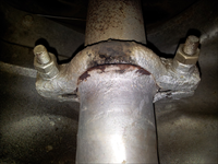 Při akceleraci stojícího vozidla však střílí do výfuku také