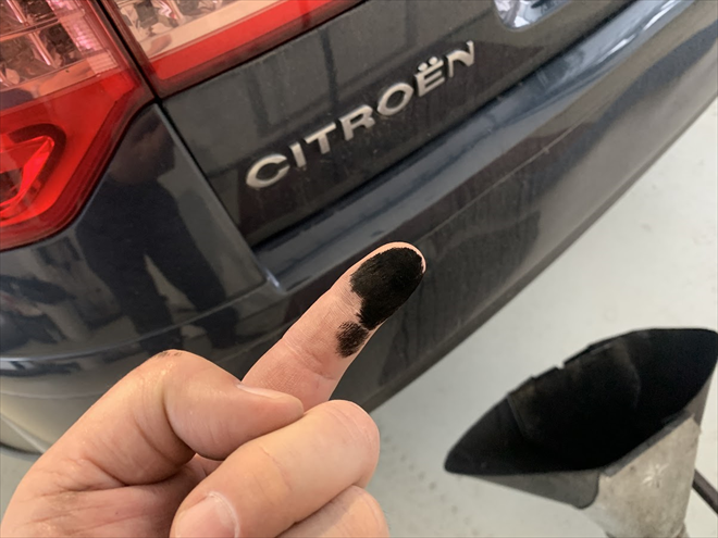 Při plném výkonu motor lehce přikuřoval bíle