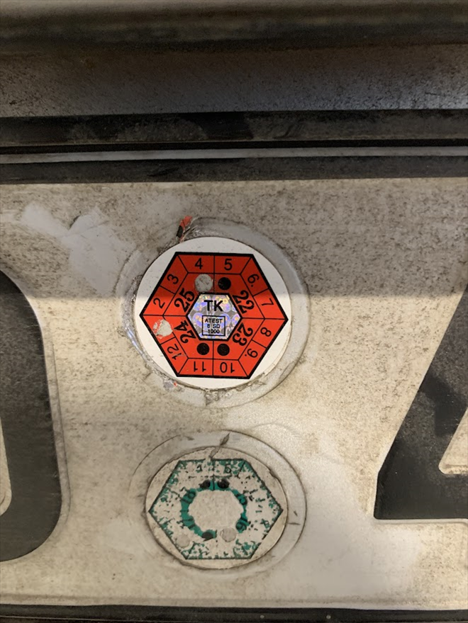 Známka z STK stará sotva půl hodiny, ale auto nevyhovuje 