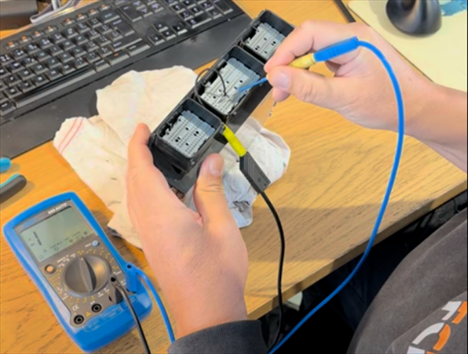 Při identifikaci závady "referenčního napájení pedálu plynu" je třeba...