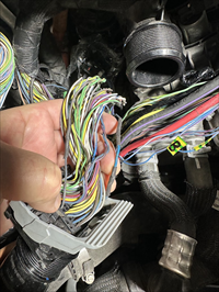 Takových spojů je tam více (asi tu byla kuna)