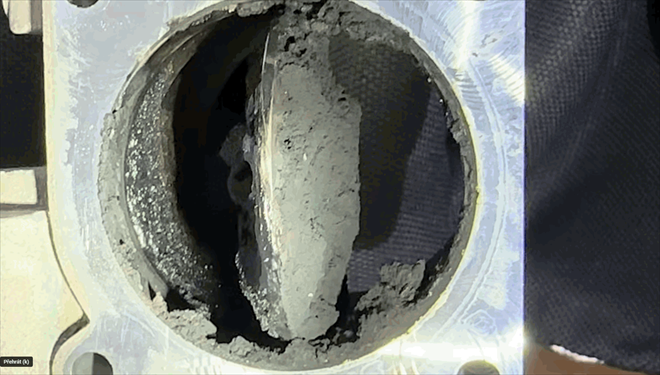 Nadměrně zakarbonovené díly (100 t. km) v sání signalizují většinou jiný problém motoru