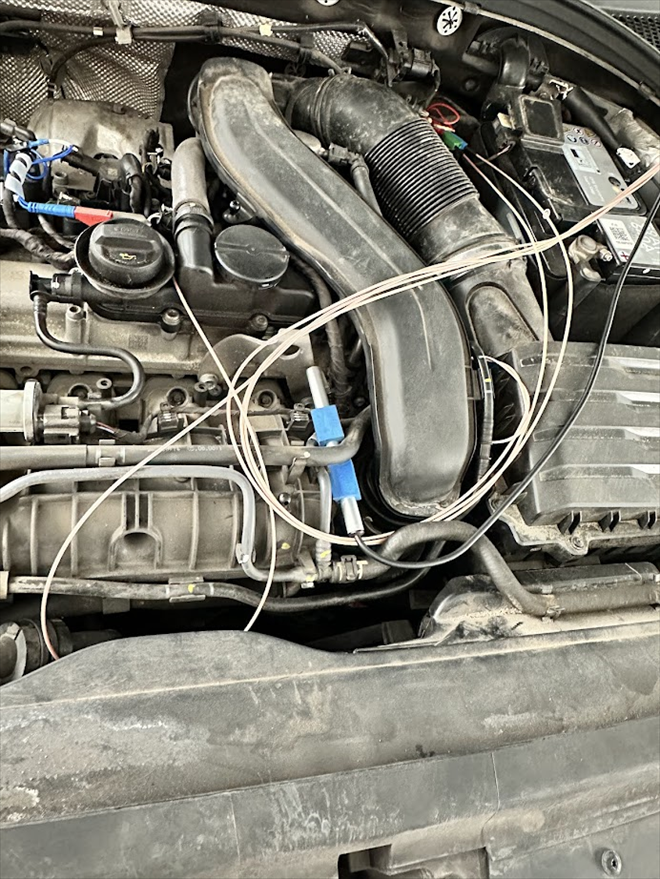 Akcelerometr umístěný na držáku motoru