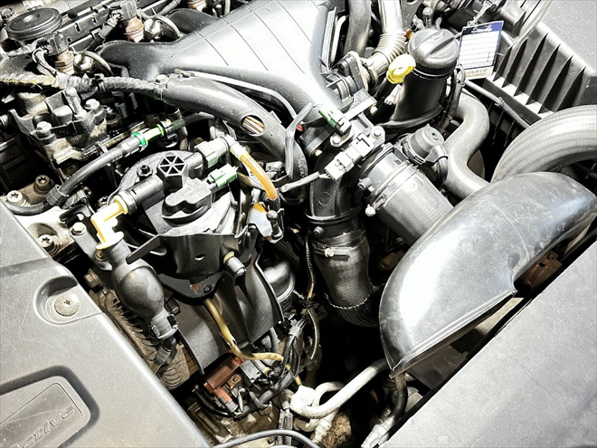 Tohle běžný motor nemá - Dvě škrtící klapky